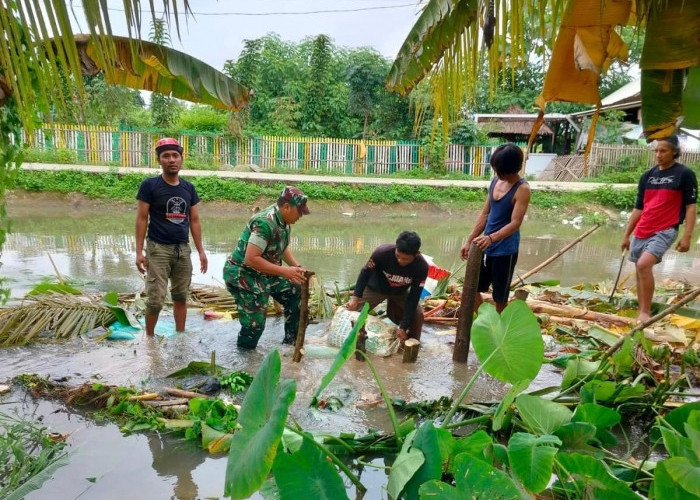 Tanggul Kali Gandaria Jebol. Pemdes bersama Babinsa Koramil 08/Kronjo Lakukan Penanganan Darurat