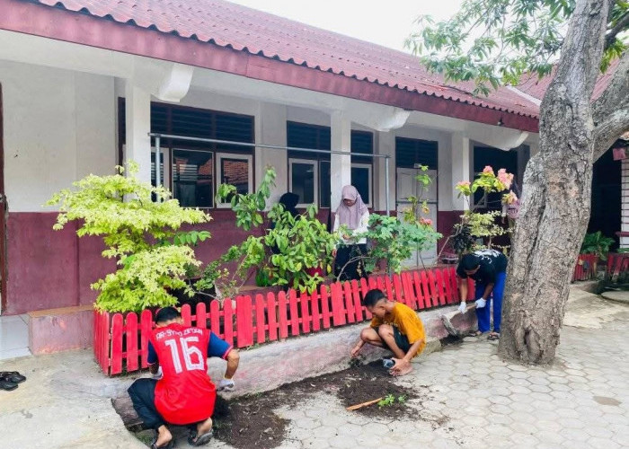 SDN Muara III Bersih-Bersih Sekolah Jelang Libur 