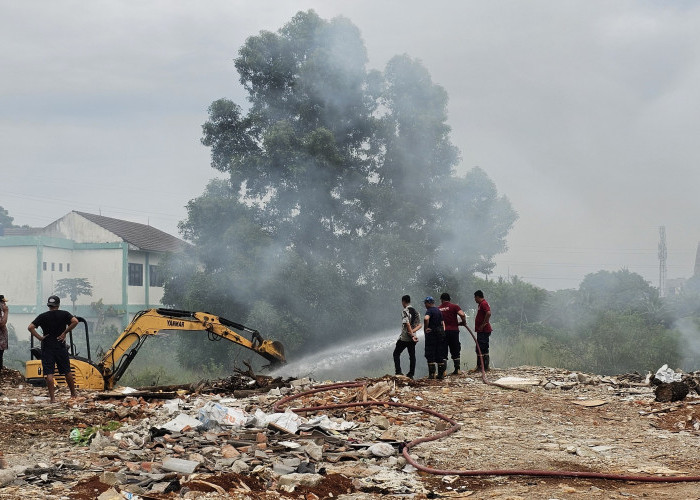 Butuh 6 Jam Padamkan Kebakaran Tumpukan Sampah di Ciputat
