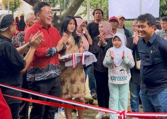 Abraham dan Bonnie Triyana Menghadirkan Pengetahuan Melalui Mobil Perpustakaan Keliling