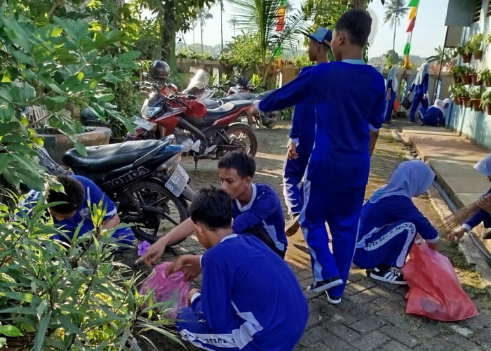 Aksi Bersih-Bersih Lingkungan Sekolah SMPN 3 Teluknaga, Mulai dari Siswa, Guru dan Staf Ikut Kerja Bakti