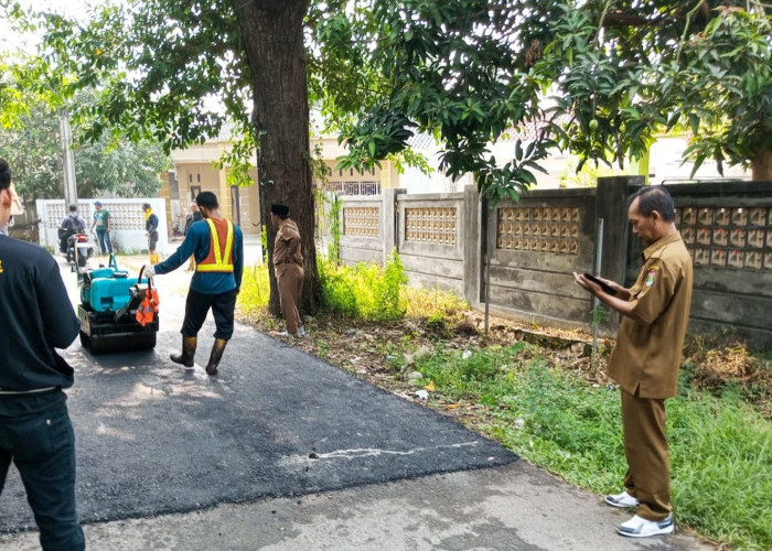 Pemdes Kosambi Tambal Jalan Rusak