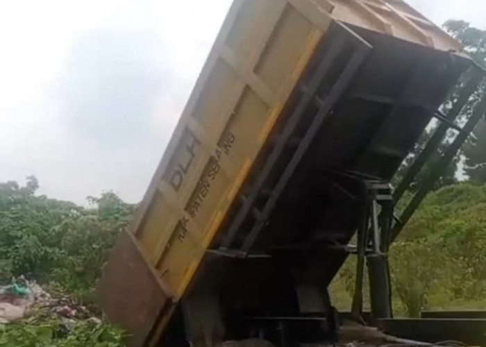 Warga Soal Truk Pemkab Serang Buang Sampah ke Lebak