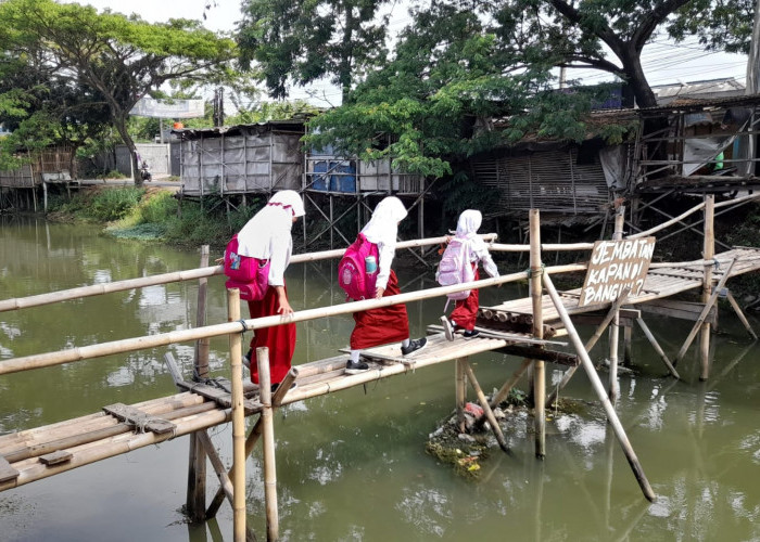 Siswa SD Terpaksa Pakai Jembatan Darurat, Akibat Jembatan Roboh di Kampung Ilat Belum Diperbaiki