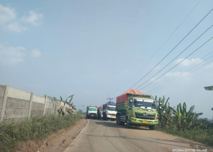 Truk Galian Tanah Merah Kuasai Jalan Di Maja 