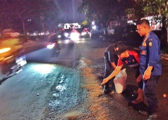 Mobil Tanki Minyak Bocor, Banyak Pengendara Motor Terjatuh