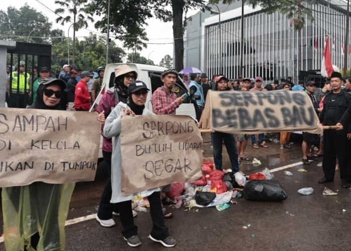 Protes Bau Sampah, DPRD Tangsel Diberi Kado Sampah