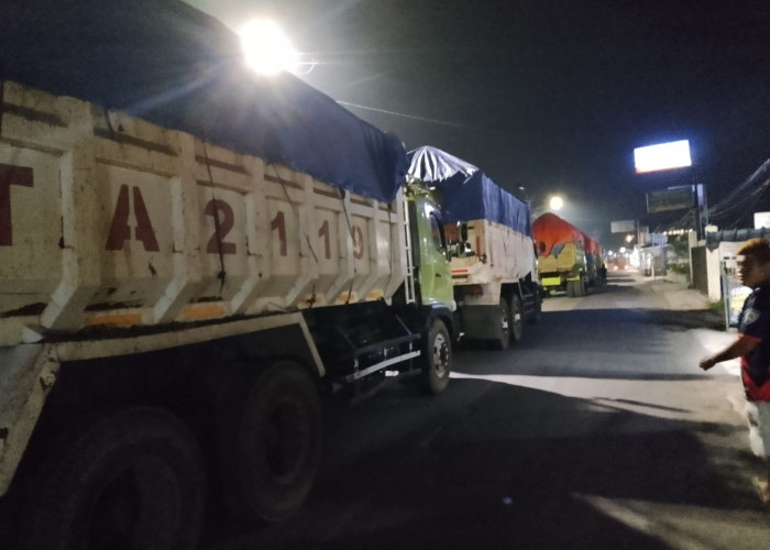 Truk Pengangkut Tanah Tutupi Ruas Jalan Maja - Koleang