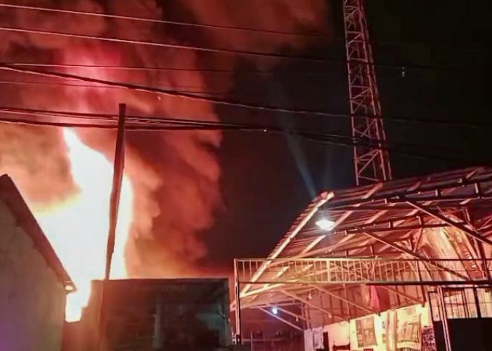 Pabrik Limbah Plastik Terbakar, Api Diduga Berasal dari Mesin Press