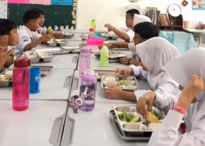 SDN Bojong IV Santap MBG Saat Jam Istirahat Sekolah