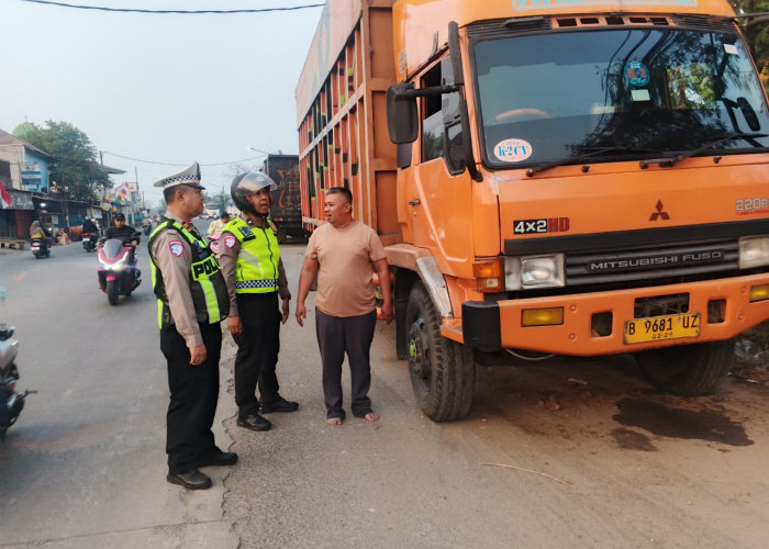 Bikin Macet, Polsek Pasar Kemis Tertibkan Truk Parkir di Bahu Jalan