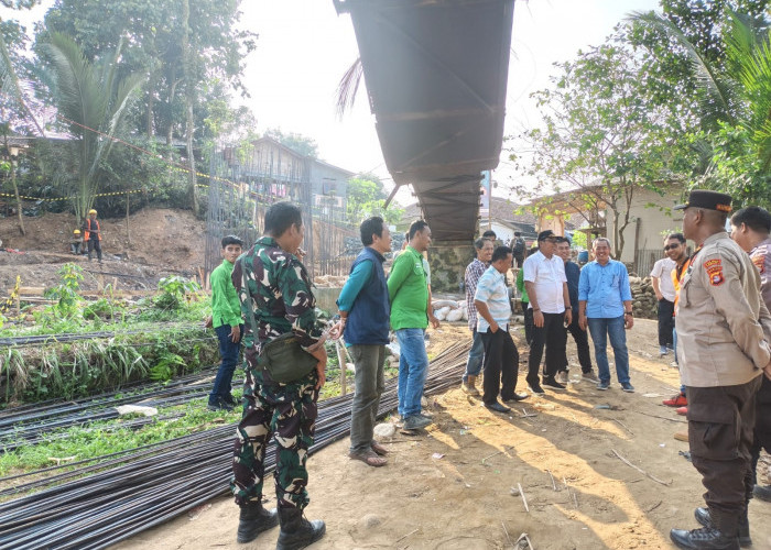Anggota DPR Bangun Jembatan Gantung