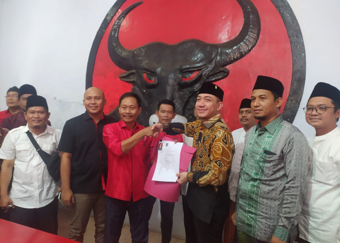 Dikawal Ulama Ormas dan Jawara, Hasbi Jayabaya Kembalikan Formulir Bacabup ke PDIP