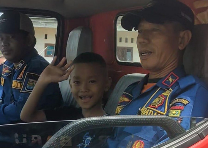 Bocah Penderita Kanker Diajak Naik Mobil Damkar