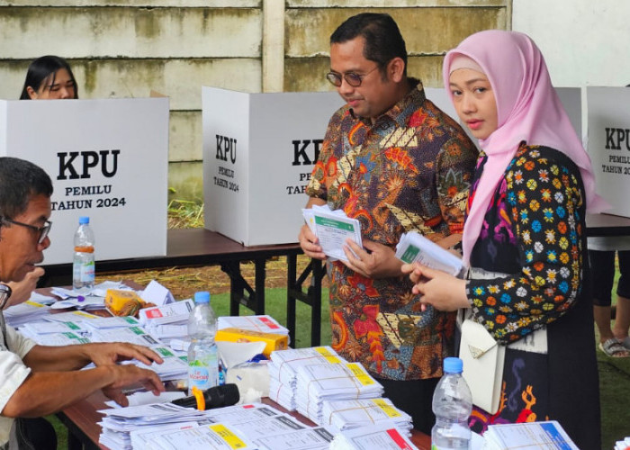 Mantan Wali Kota Tangerang Arief R Wismansyah Mencoblos di TPS 15, Ini Harapannya