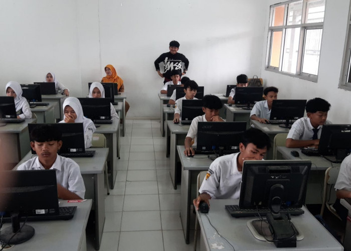 SMPN 1 Sukamulya Belajar Jelang TKA, Siswa Bisa Gunakan HP