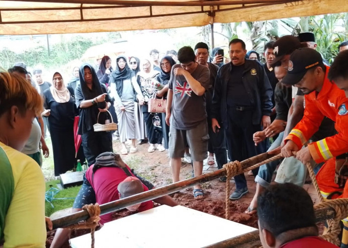 Damkar Bantu Proses Pemakaman Pria Obesitas