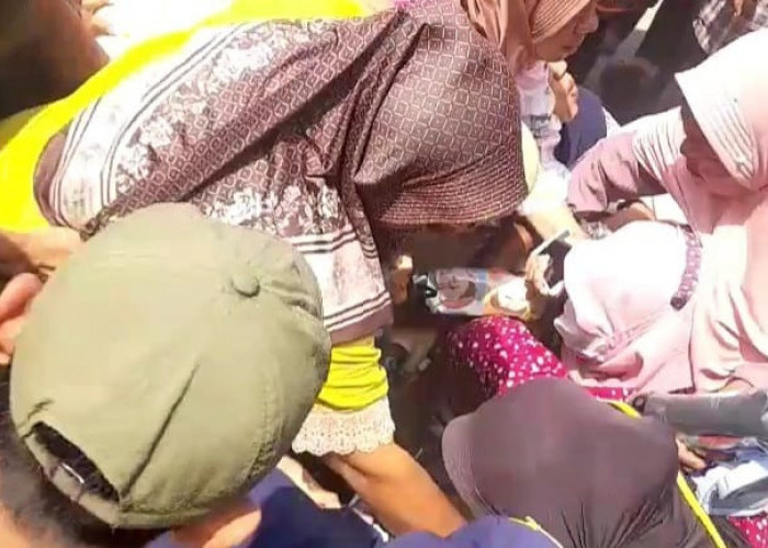 Warga Sambut Wapres Gibran Rakabuming Raka di Ketapang, Lansia Berjatuhan Rebutan Kaos