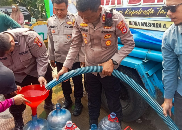 Gandeng Swasta, Salurkan 15.000 Liter Air Bersih untuk Warga Buaranjati