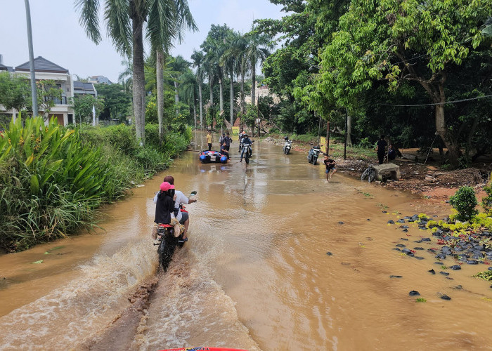 Tak Ada Hujan, Jalan di Pamulang Terendam
