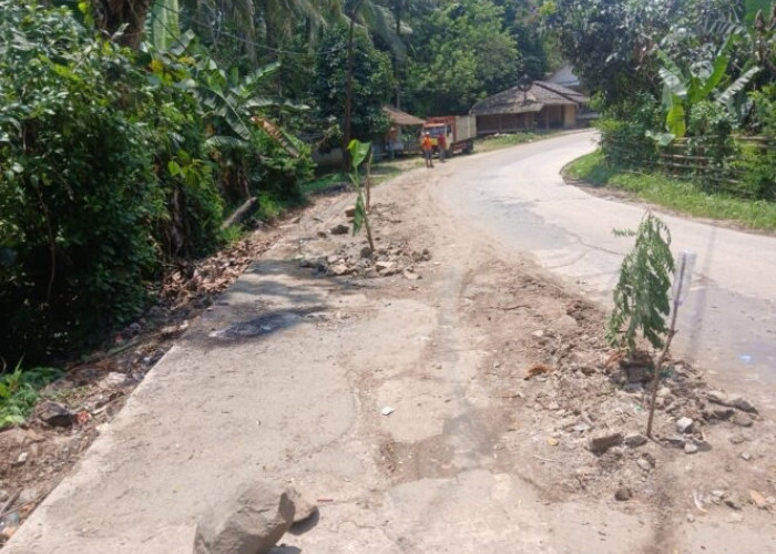 Anggaran Pemeliharaan Dipertanyakan, Jalan Kabupaten Lebak Banyak Berlubang