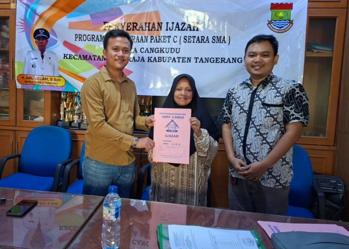 Serahkan Ijazah Program Paket C, Pemdes Cangkudu Tingkatkan SDM Warga 
