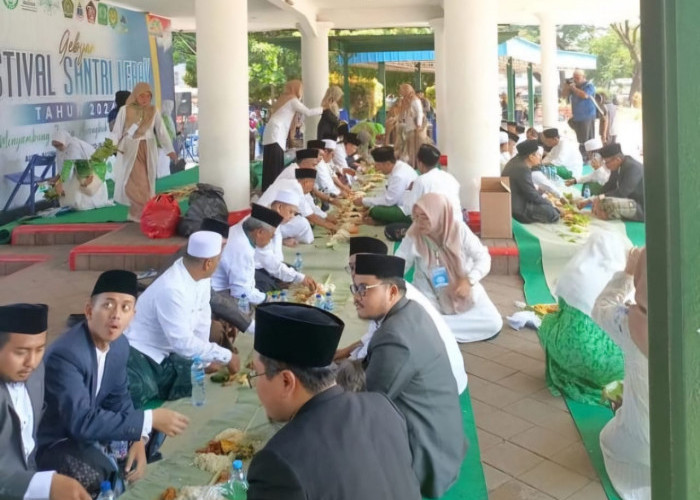 Hari Santri, Pejabat Lebak dan Santri Makan Liwet Bareng 