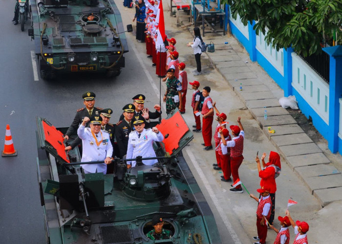 Benyamin-Pilar Naik Tank Menuju Upacara Peringatan HUT ke-79 RI