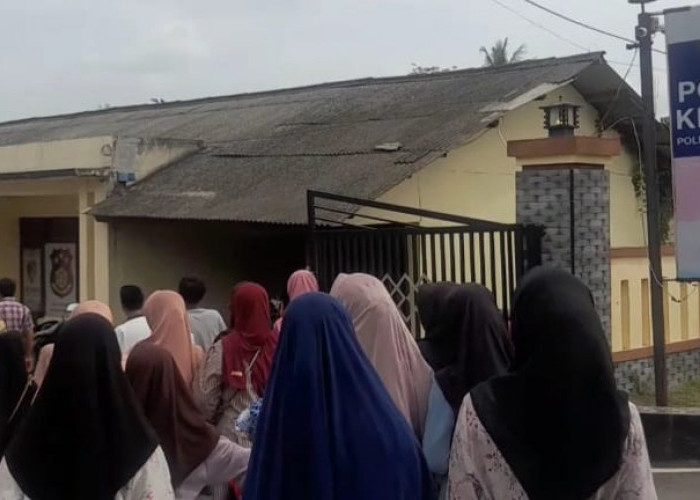 Dana Santunan dari Parkir Macet, Puluhan Warga dan Yatim Geruduk Polsek Kronjo