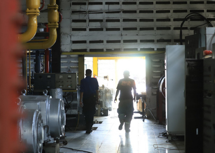 Petugas BPBD Kota Tangerang Berjibaku Tangani Kebocoran Gas Pabrik Es 