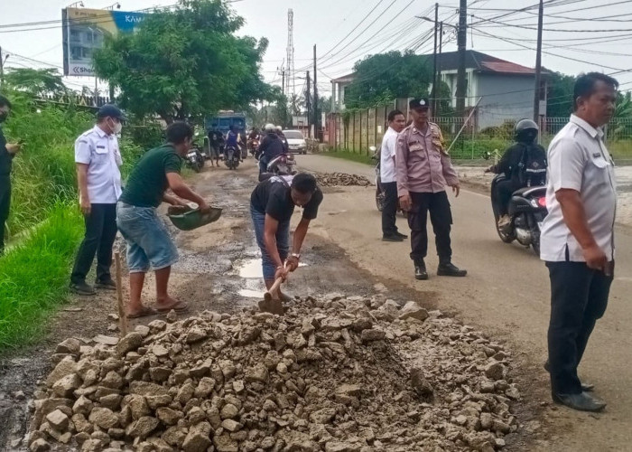 Jalan Rusak Pakuhaji-Sepatan Diurug Makadam