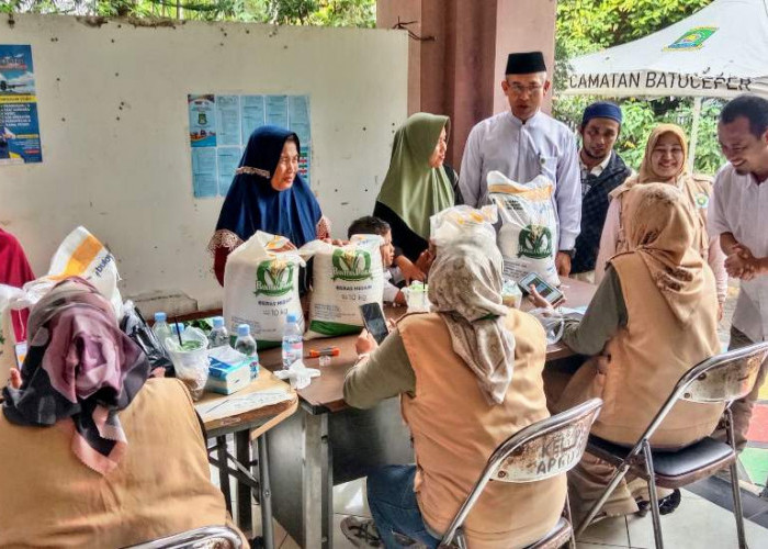 Warga Batuceper Senang Dapat Bantuan Beras 20 Kilogram 