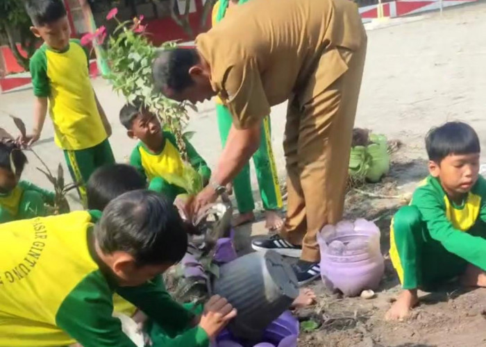 SDN Pasir Gintung Ajarkan Siswa Cara Menanam