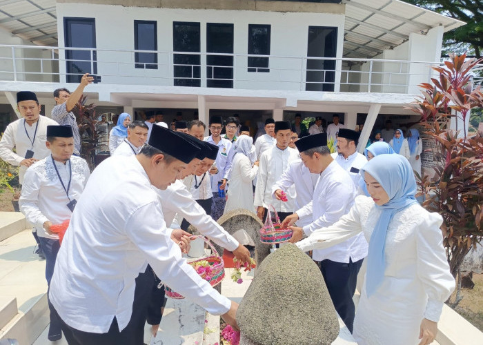 Bupati Serang Ziarah ke Makam KH Syamun, Sebut Pembangunan Terus Bergerak Maju