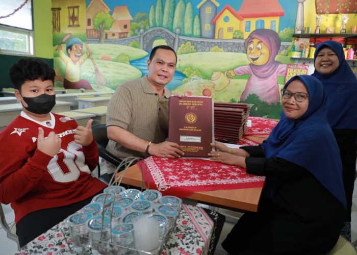 Budi-Agis Kompak Ambil Rapor Anak