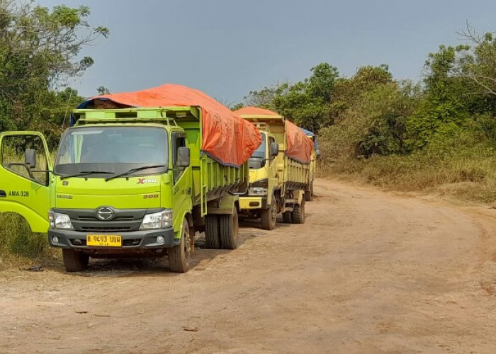 Lalulalang Truk Tanah dari Galian Ilegal Dikeluhkan Pedagang di Kemiri