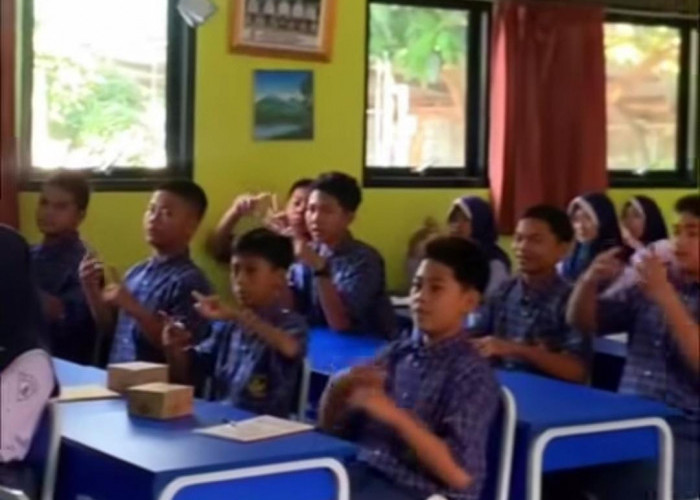 Siswa SMPN 1 Pagedangan Ikuti Pembelajaran Bahasa Isyarat