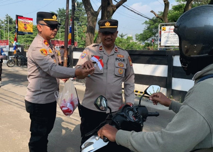 Polisi Bagikan Bendera Merah Putih di Pinang