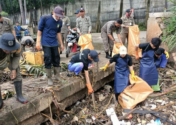 Puluhan Relawan Bersihkan Kalo Sabi