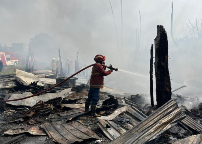 Lapak Kayu dan Limbah Ban di Perum Cibodas Ludes Terbakar