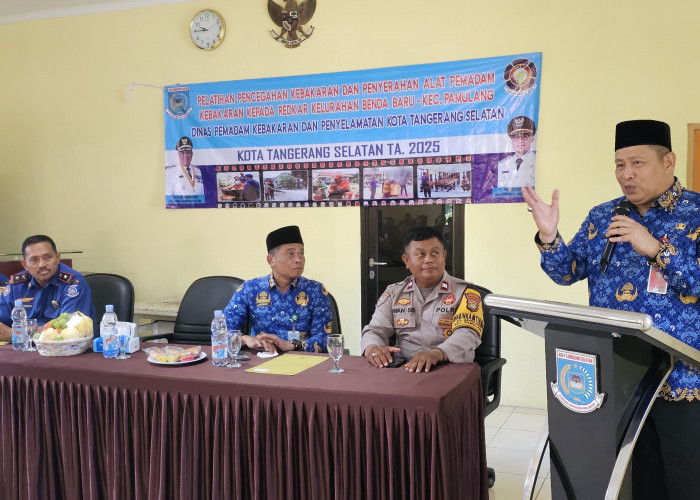 Anggota Redkar dan Warga Benda Baru Dilatih Tanggap Kebakaran