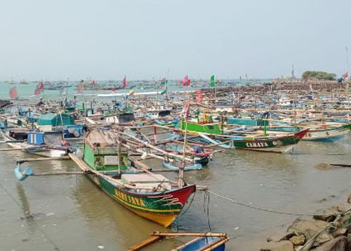 Gelombang Tinggi Terjang Laut Selatan Lebak, Nelayan Diminta Waspada