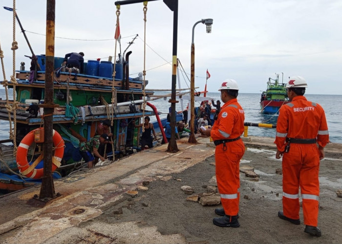 Lambung Kapal Pecah, 11 Nelayan Kronjo Tangerang Terdampar di Pulau Pabelokan