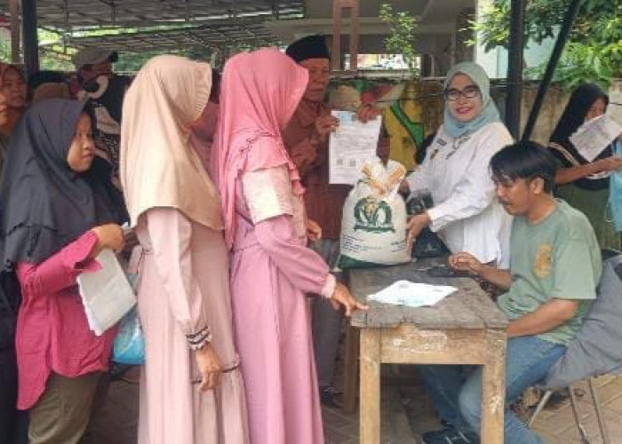 616 Warga Kelurahan Sukatani Terima Bantuan Pangan Beras