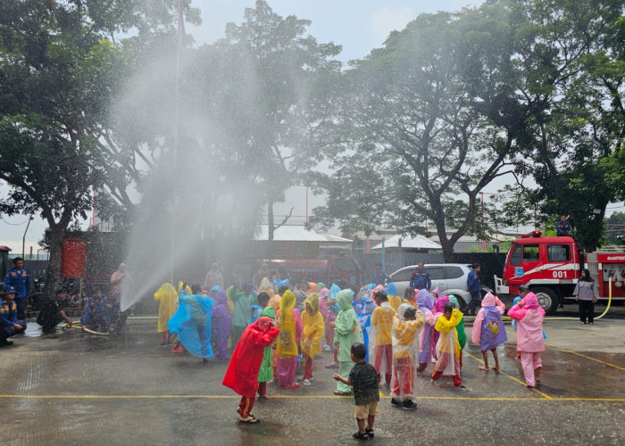 Puluhan Murid TK Kunjungi Damkar Tangerang Selatan