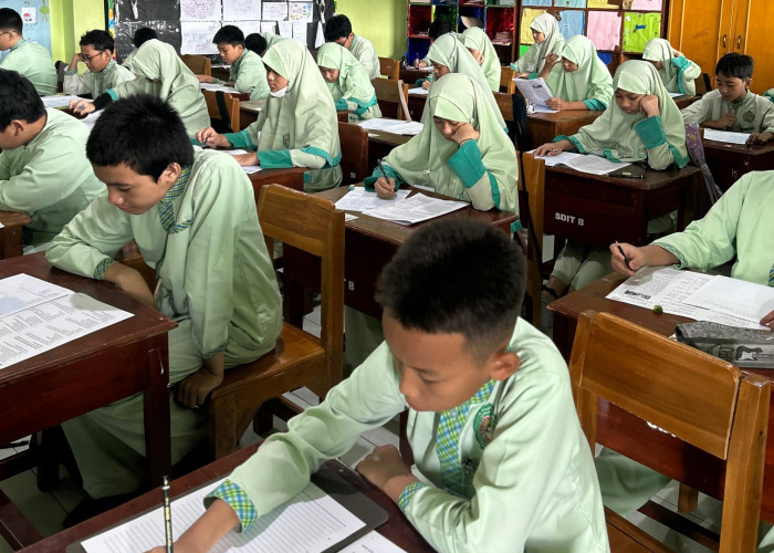 Tanamkan Pendidikan Spritualit, Ajak Siswa Salat Duha Sebelum Ujian