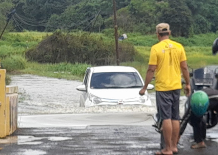 Jalan Desa Jambu Karya Terendam Banjir, Banyak Motor Mogok