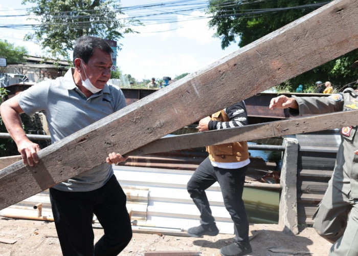 Maesyal Pimpin Penertiban Bantaran Kali Cirarab, Antisipasi Banjir Pasar Kemis - Sepatan, Pemkab Bongkar Puluh