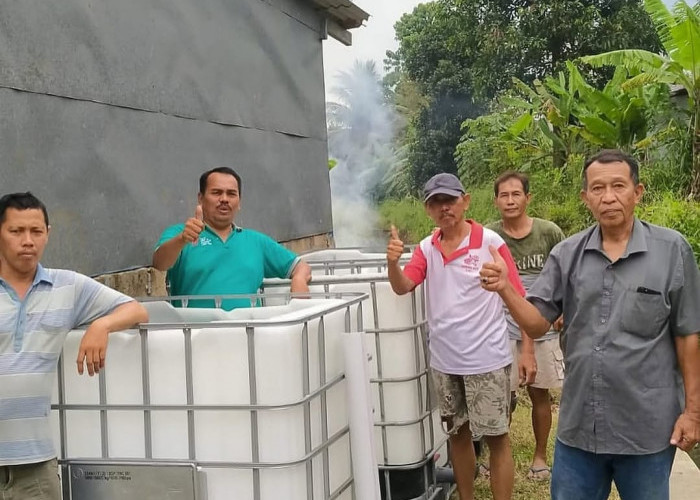 Pemdes Suradita Serahkan Peralatan dan Bibit Lele, Dorong Kemandirian Ekonomi Warga