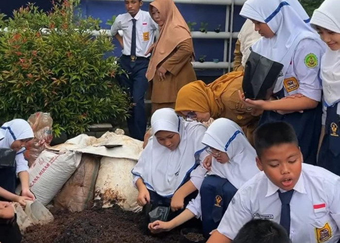 SMPN 2 Curug Kokurikuler Menanam Bawang di Aula Sekolah